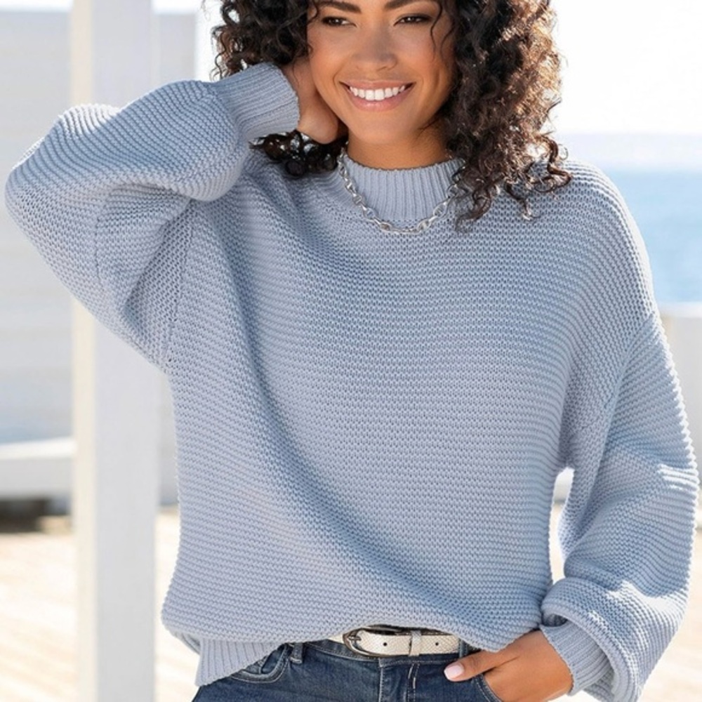 Cozy Blue Women's Sweater
Knitted 
Size medium 8/10